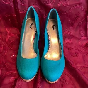 Like-new Fioni Teal Platform Pumps